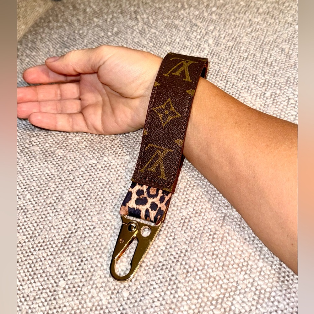🤎 monogram keychain wristlet